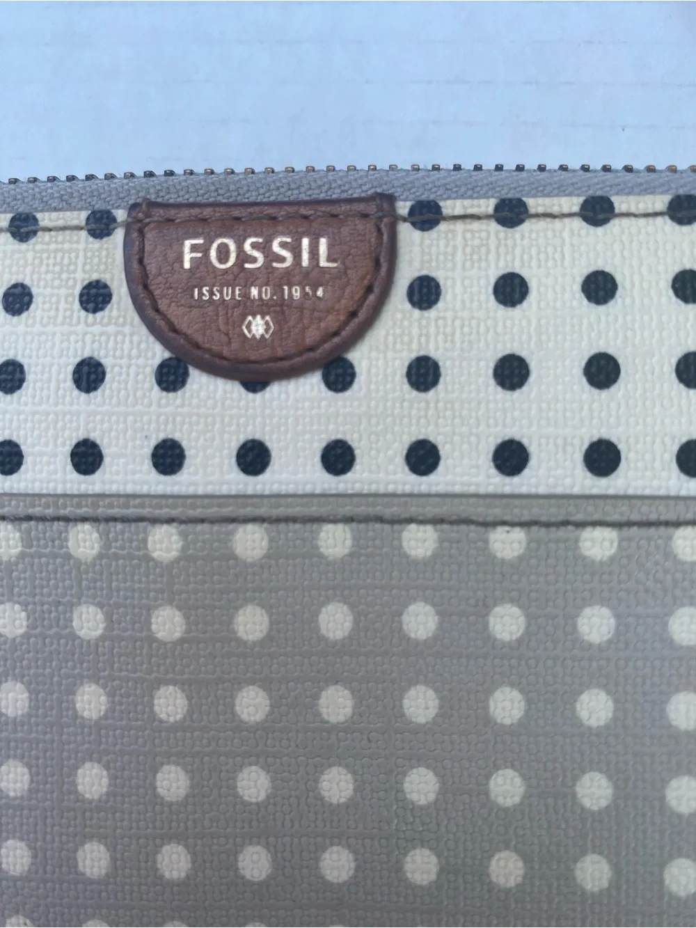 Fossil Polka Dot Zip Wallet in Cream, Black & Gray🤍🖤